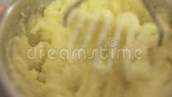 近距离烹调土豆泥煮熟的土豆变成土豆泥4k4k视频视频的预览图