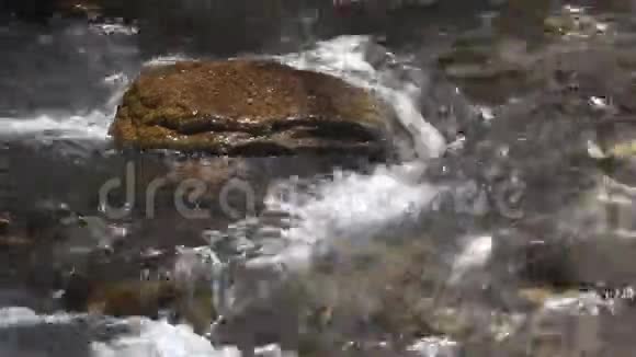 小溪在一块岩石上盘旋视频的预览图