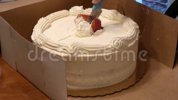 盒装的圆形蛋糕上覆盖着鲜奶油视频的预览图