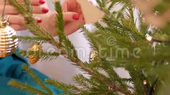 贴身女性剪影蹲在圣诞树上悬挂玩具视频的预览图