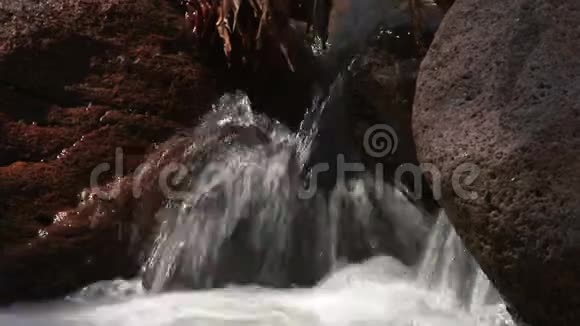 小溪在岩石上溢出和旋转视频的预览图
