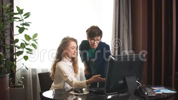 两个积极的女性在电脑工作视频的预览图