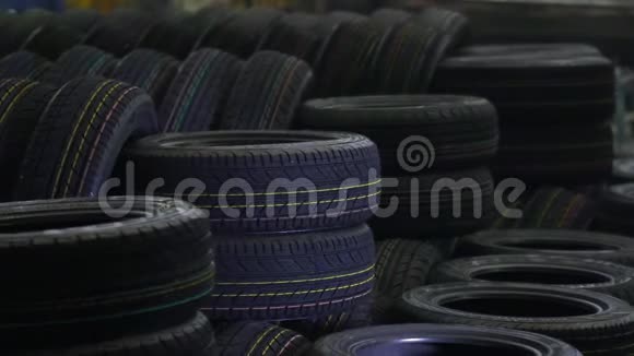 新车轮胎堆积在车间里视频的预览图
