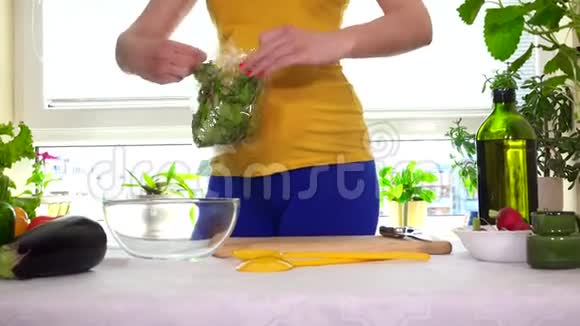孕妇用菜桌上的甜菜根叶子做沙拉视频的预览图