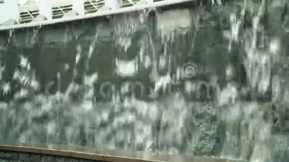 喷泉里的水是用有花纹污渍的墙浇的视频的预览图