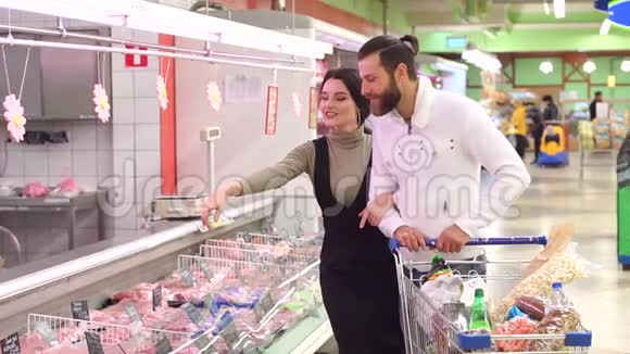 在杂货店或超市买肉的快乐夫妻视频的预览图
