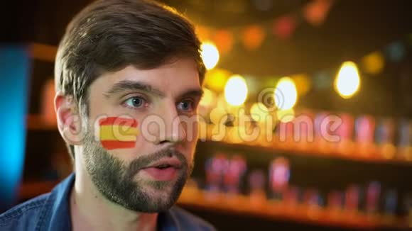 西班牙足球迷脸上挂着旗子为球队赢得比赛欢呼视频的预览图
