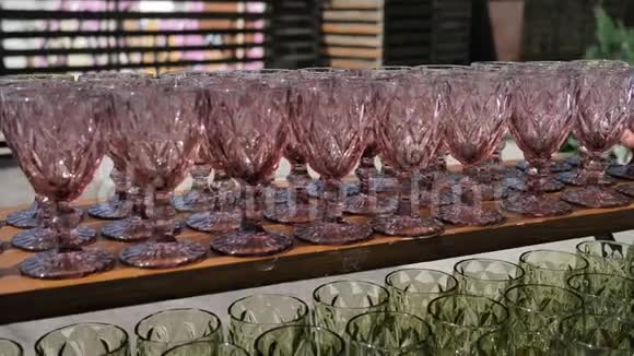 酒精鸡尾酒的彩色玻璃杯和果汁新鲜和水慢运动的葡萄酒创意4k视频的预览图