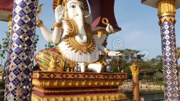 印度教寺庙中的甘尼莎雕像加那帕提雕像金色装饰大象头位于视频的预览图