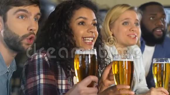 各族朋友喝啤酒庆祝最喜爱的运动队进球联赛视频的预览图