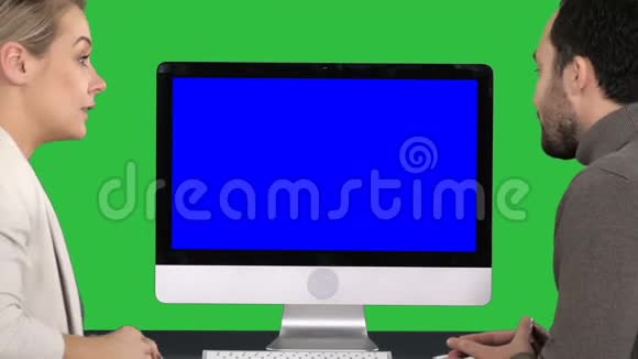 商务学院一男一女在讨论绿色屏幕上电脑屏幕上的内容Chroma视频的预览图