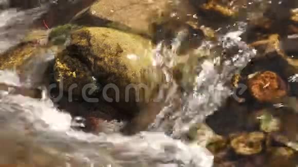 一条小溪流过亚利桑那州的岩石和石头视频的预览图
