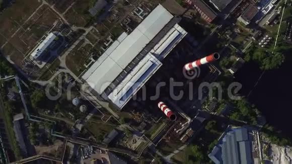 空中观景工业管道电厂区无人机景烟囱供热厂视频的预览图
