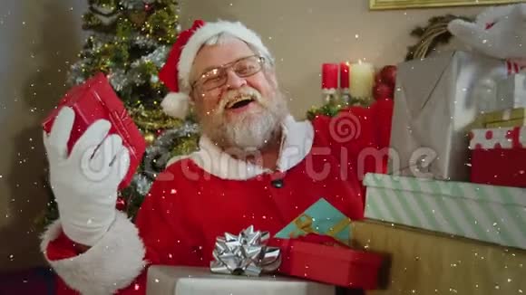 带有礼物的圣诞老人被大雪覆盖视频的预览图