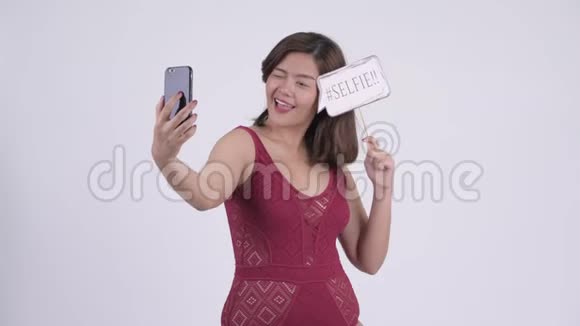 年轻快乐的亚洲旅游女伴用纸签自拍视频的预览图