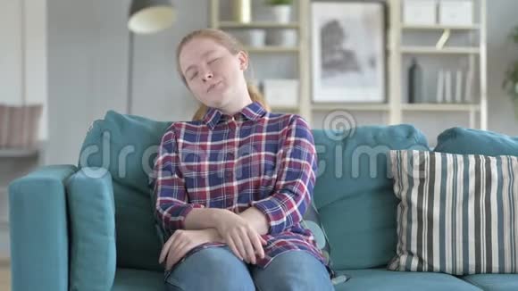 睡在沙发上的年轻女人视频的预览图
