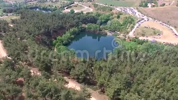 希腊塞萨洛尼基地区小型人工湖的空中射击用无人驾驶飞机前进视频的预览图