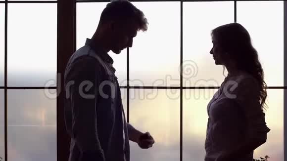 一对年轻夫妇在家一起情人节概念黄昏求婚视频的预览图
