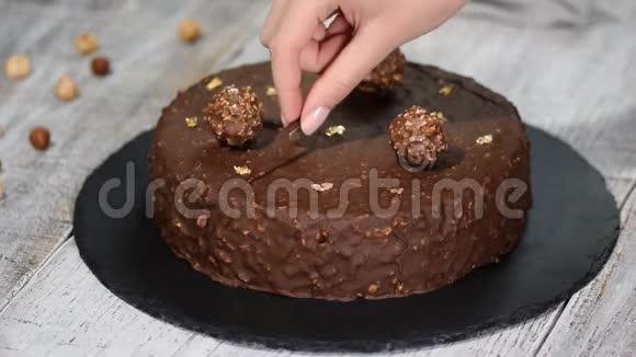 巧克力榛子摩丝蛋糕覆盖巧克力釉装饰巧克力元素木制背景视频的预览图