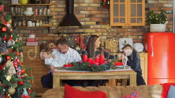 家庭享受圣诞晚餐视频的预览图