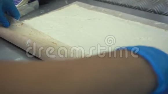 糖果师用奶油拧成饼干卷蛋糕烘焙产品手工制作焦糖甜点视频的预览图