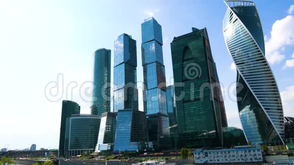 大都会的几座摩天大楼顶着晴空万里的云彩视频的预览图