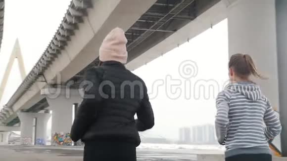 两个女人在桥下奔跑视频的预览图