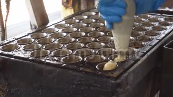 手工制作小坚果形式的面粉糖果糕点或饼干用炼乳甜点面团是视频的预览图