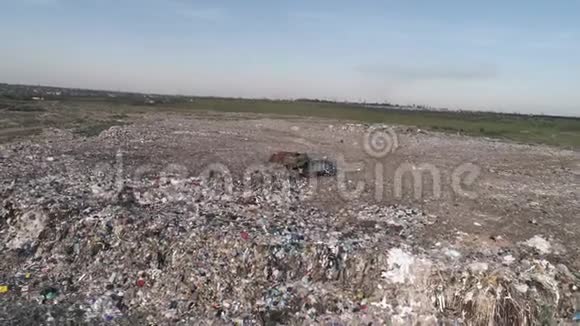 太阳能电池板附近的垃圾填埋场工人从卡车上卸下垃圾在大型垃圾上飞行海鸥的鸟瞰图视频的预览图