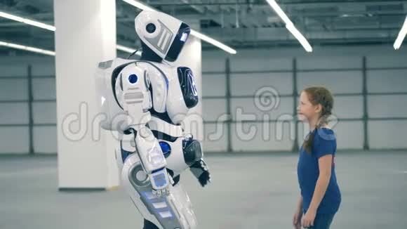 一个小女孩和一个机器人人形的击掌姿势视频的预览图