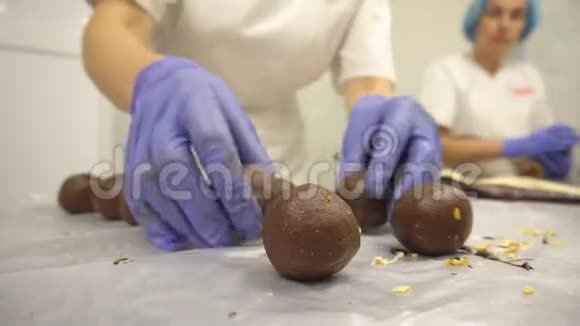 装饰和制作巧克力圆蛋糕从卡科女人在糖果厂做蛋糕装饰糖果视频的预览图