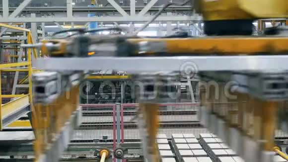 工厂机器在生产线上用砖块工作视频的预览图