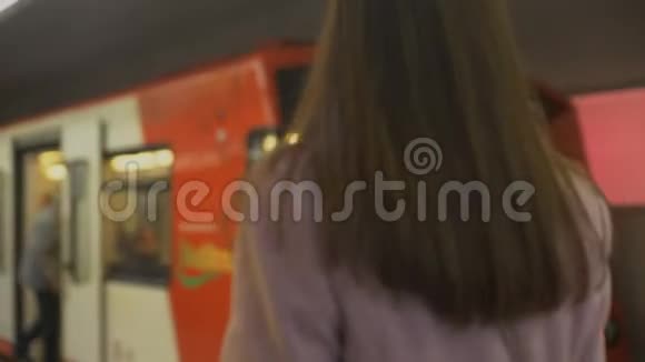 坐在地铁站的沮丧的年轻女子有心理问题视频的预览图