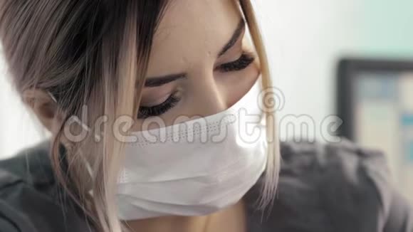 戴面具的女主人给她年轻的女客户做面部皮肤剥离动作视频的预览图