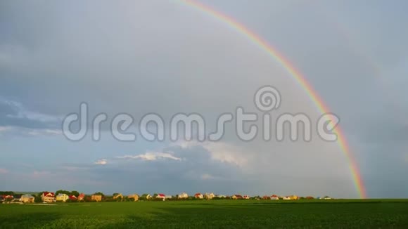 垂直全景乡村风景雨云和彩虹视频的预览图