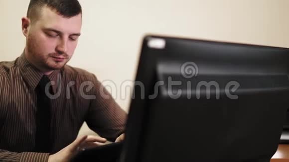 办公室员工在他的平板电脑上工作有胡子的漂亮男性视频的预览图