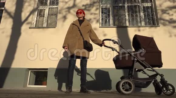 带着婴儿车的女人去城里视频的预览图
