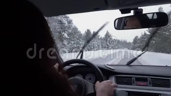 女开车冬路干净的窗户照镜子视频的预览图