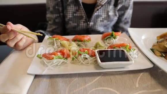 烤寿司盘子视频的预览图