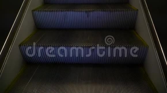 自动扶梯的画布移动上升时台阶被折叠视频的预览图