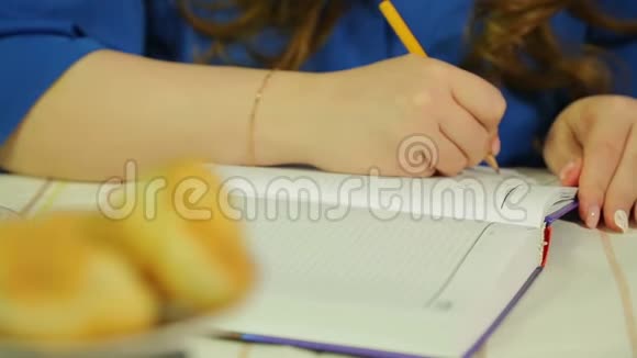 女人手在咖啡馆的桌子上工作她们写日记视频的预览图