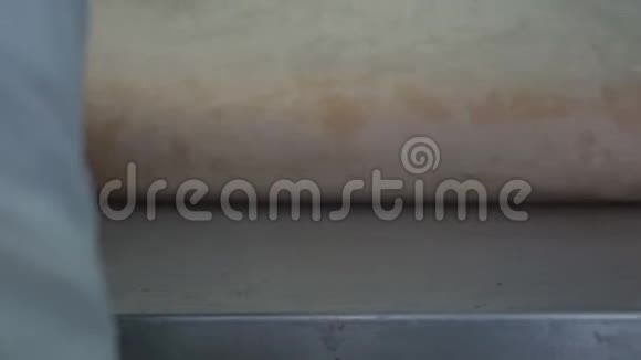 糖果师用奶油拧成饼干卷蛋糕烘焙产品手工制作焦糖甜点视频的预览图