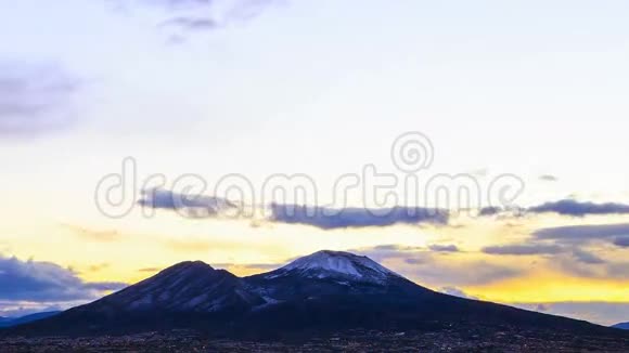 日出时的维苏威火山时间流逝视频的预览图