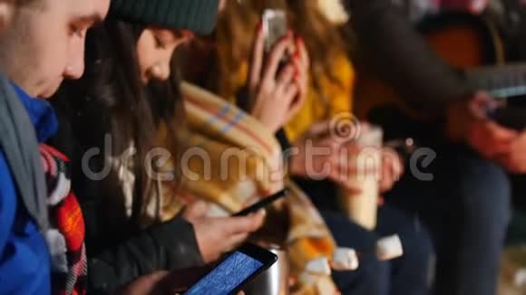 群友坐冬林旁火坐在他们的电话里关门视频的预览图