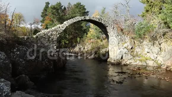 在凯恩斯国家公园的卡尔布里奇这座神奇的古老的包马桥是斯科高地最古老的石桥视频的预览图
