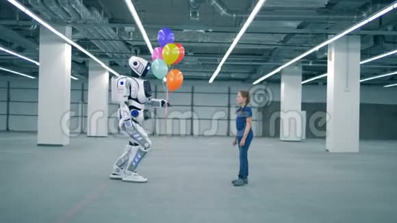 像人类一样的机器人来了给一个女孩气球视频的预览图