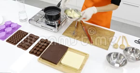 有人在厨房做了瓦伦丁巧克力视频的预览图