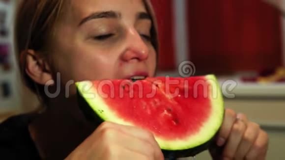年轻女子贪婪地吃着一大片西瓜视频的预览图