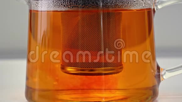 将茶袋中的红茶叶用开水冲泡浸泡到玻璃透明茶壶锅中延时拍摄关闭视频的预览图