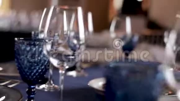 配有带餐具的蓝色桌子视频的预览图